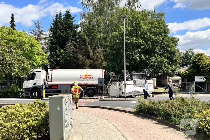 Aanhanger van vrachtwagen gekanteld