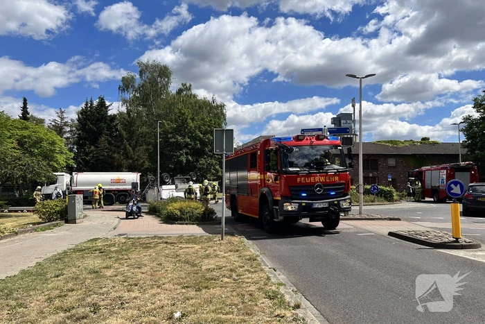 Aanhanger van vrachtwagen gekanteld