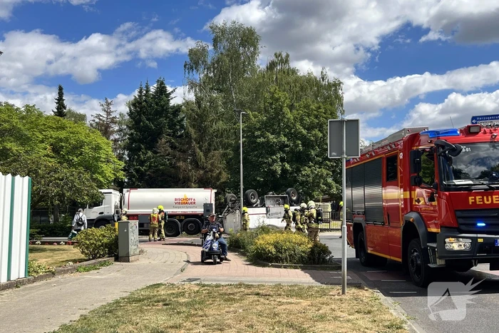 Aanhanger van vrachtwagen gekanteld