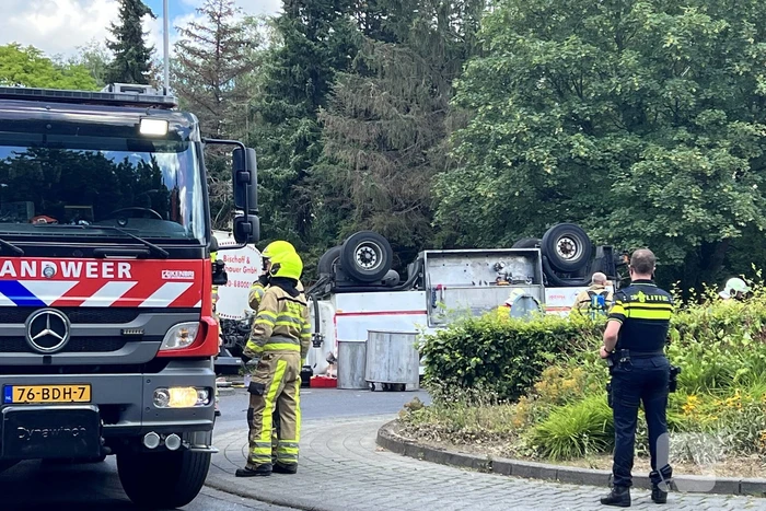 Aanhanger van vrachtwagen gekanteld