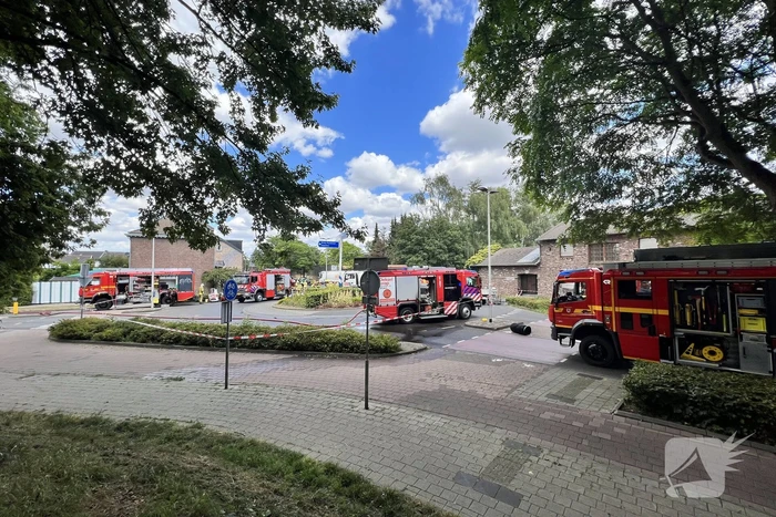 Aanhanger van vrachtwagen gekanteld