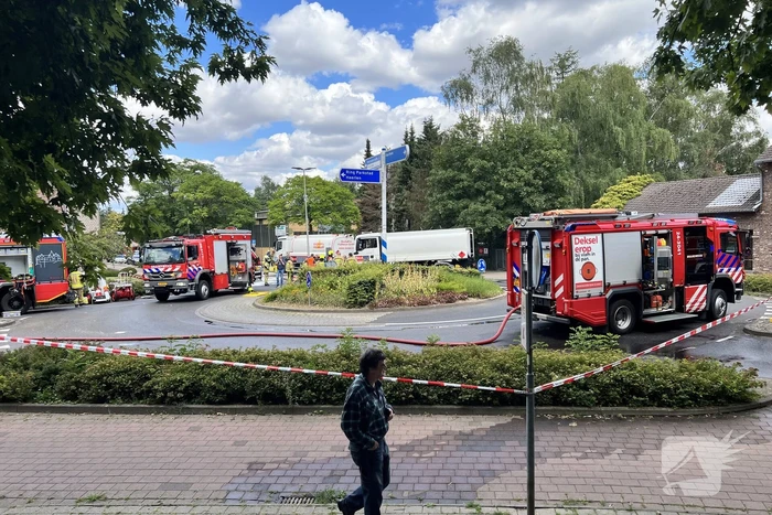 Aanhanger van vrachtwagen gekanteld