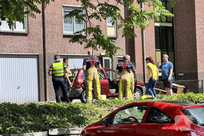 Brandweer doet onderzoek bij garageboxen van appartementencomplex
