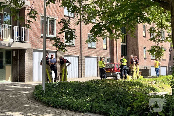 Brandweer doet onderzoek bij garageboxen van appartementencomplex