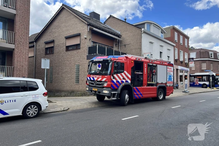 Brandweer doet onderzoek bij garageboxen van appartementencomplex
