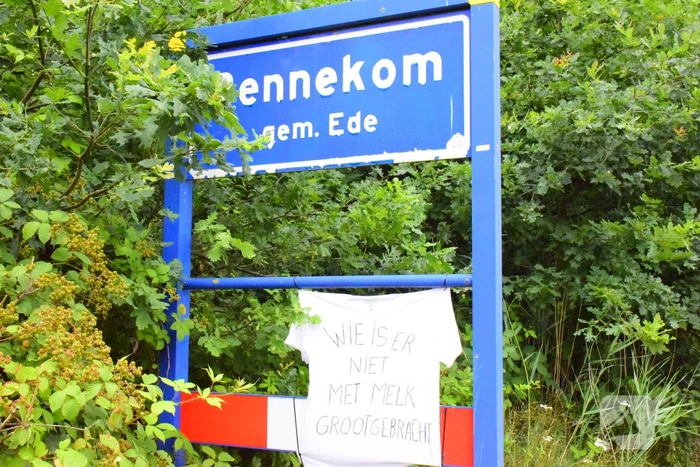 Omgekeerde vlaggen opgehangen door actievoerders
