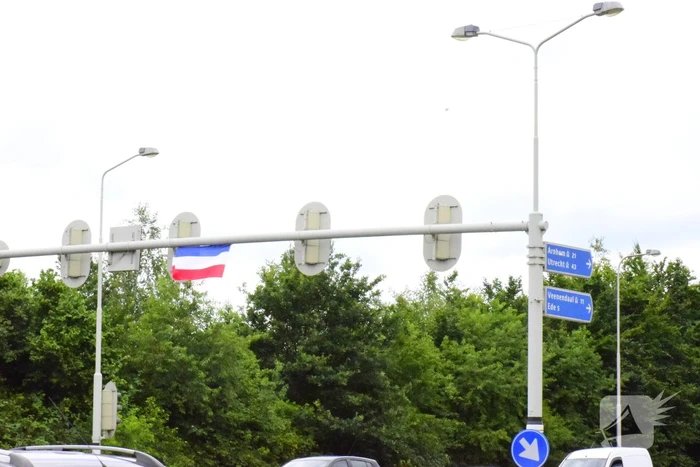 Omgekeerde vlaggen opgehangen door actievoerders