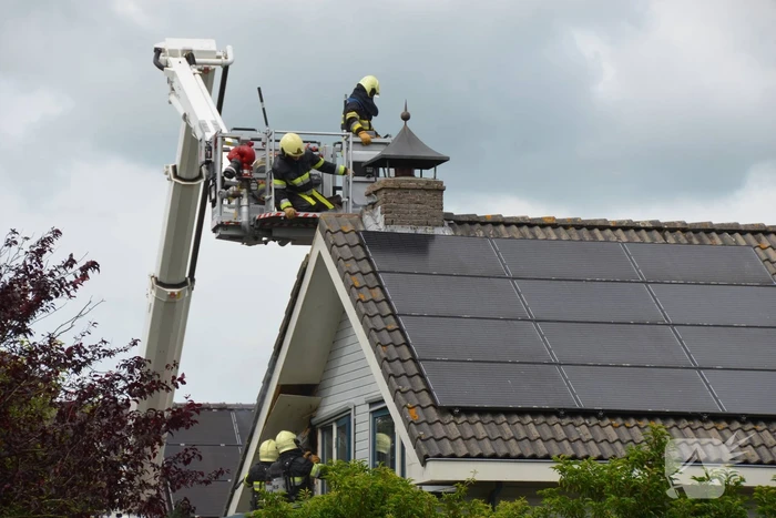 Brand in dak van woning