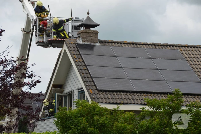 Brand in dak van woning