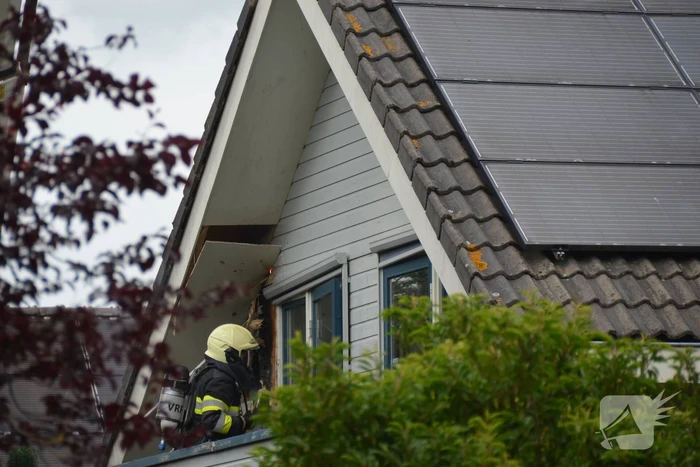 Brand in dak van woning