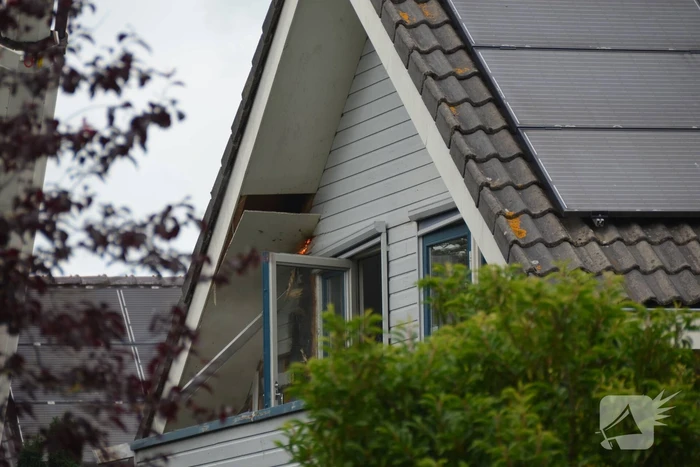 Brand in dak van woning