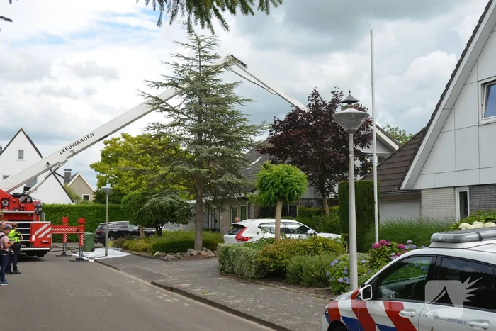 Brand in dak van woning