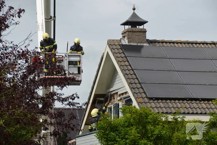 Brand in dak van woning