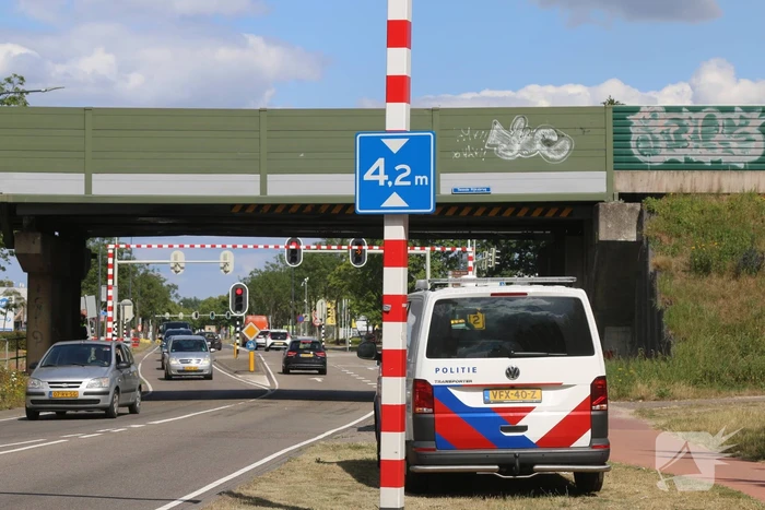Spoorbrug beschadigd na aanrijding