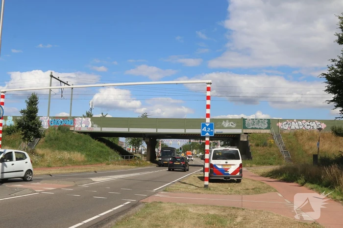 Spoorbrug beschadigd na aanrijding