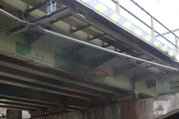 Spoorbrug beschadigd na aanrijding