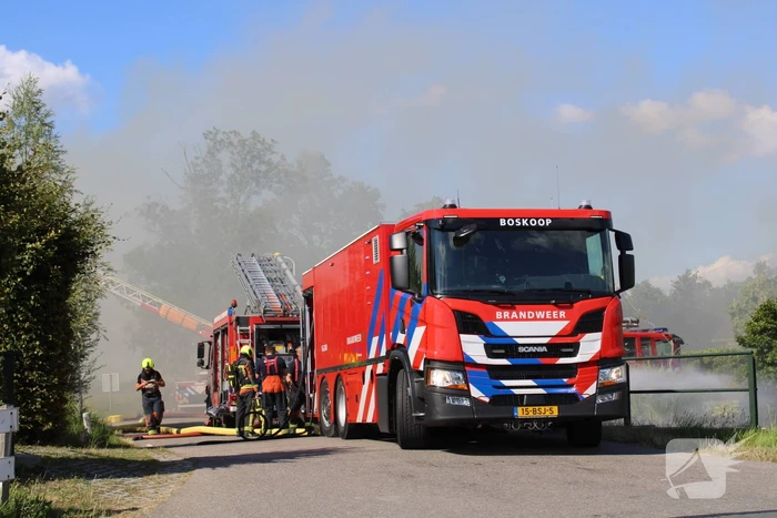 Schuur en camper verwoest vanwege brand