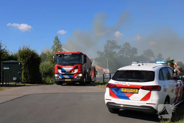 Schuur en camper verwoest vanwege brand
