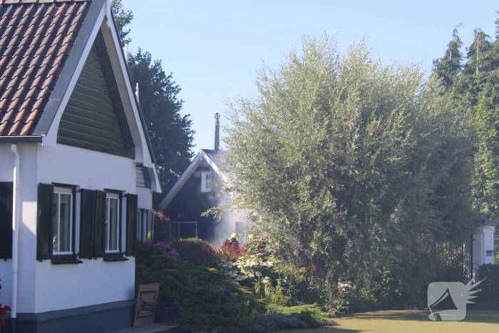 Schuur en camper verwoest vanwege brand