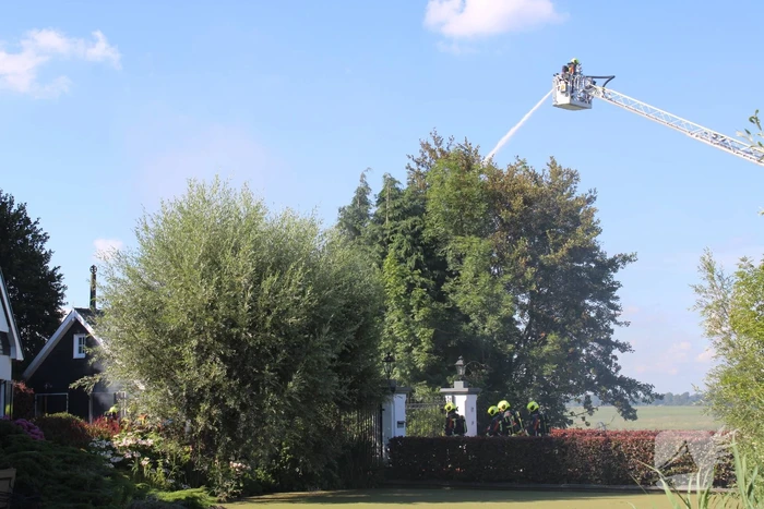 Schuur en camper verwoest vanwege brand