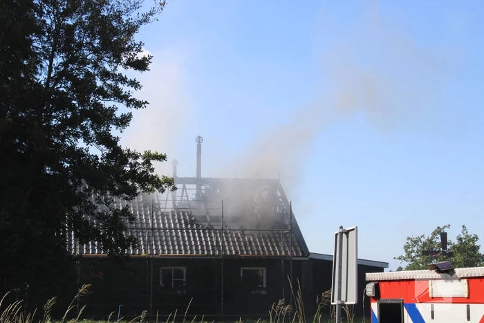 Schuur en camper verwoest vanwege brand
