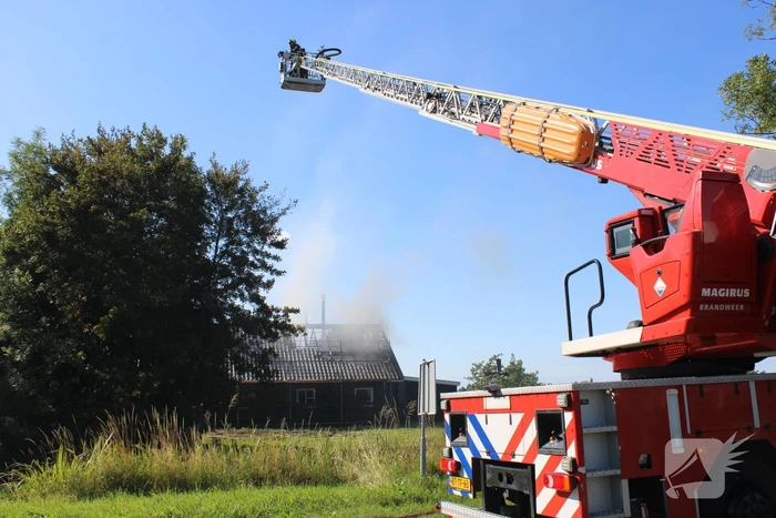 Schuur en camper verwoest vanwege brand