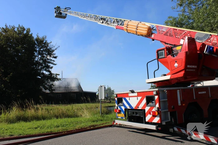 Schuur en camper verwoest vanwege brand