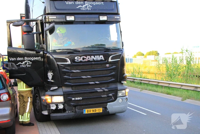 Vrachtwagen in botsing voor tunnel