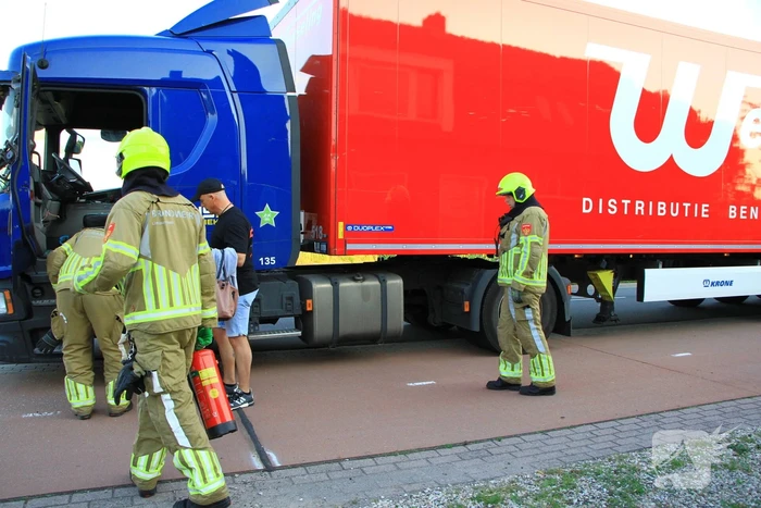 Vrachtwagen in botsing voor tunnel