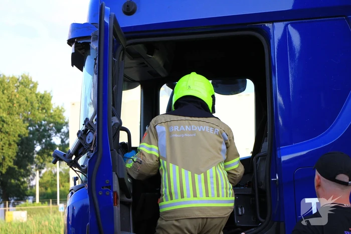 Vrachtwagen in botsing voor tunnel