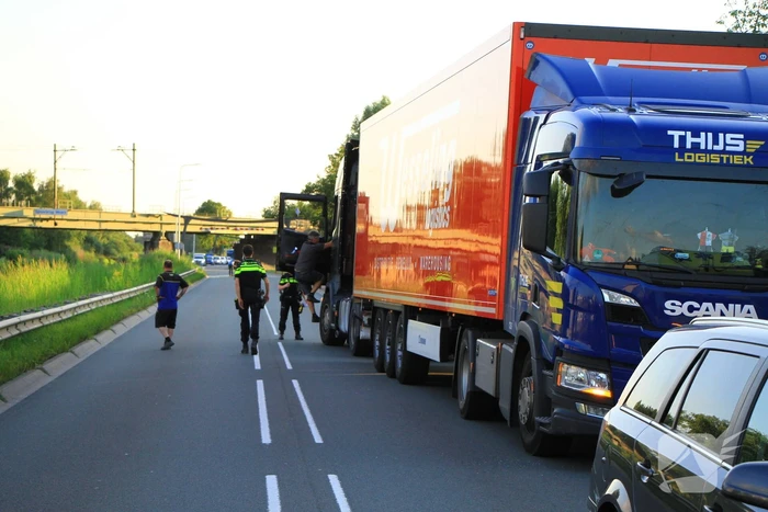 Vrachtwagen in botsing voor tunnel