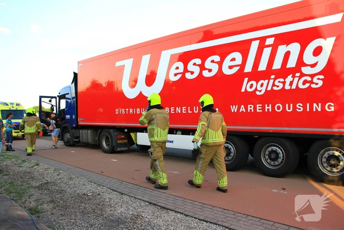 Vrachtwagen in botsing voor tunnel