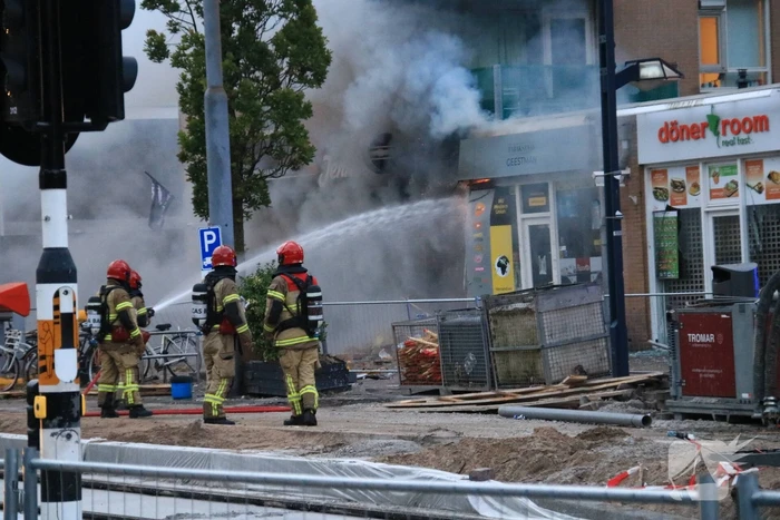 Enorme schade en brand na plofkraak