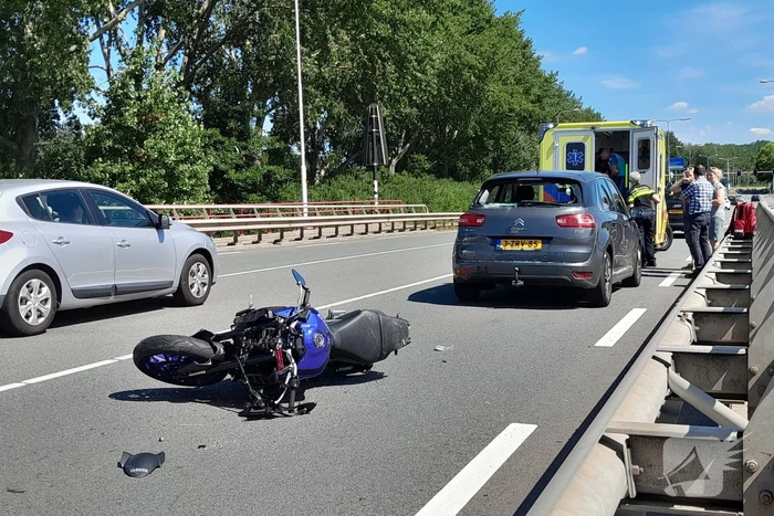 Motorrijder gewond bij botsing met auto