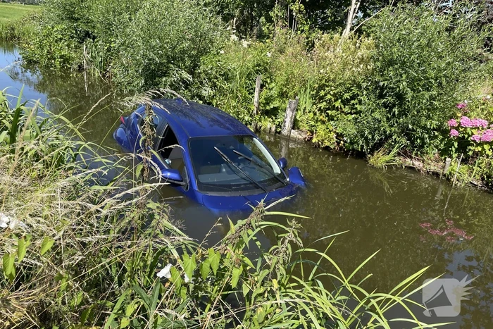 Automobilist raakt met auto van de weg en belandt in sloot