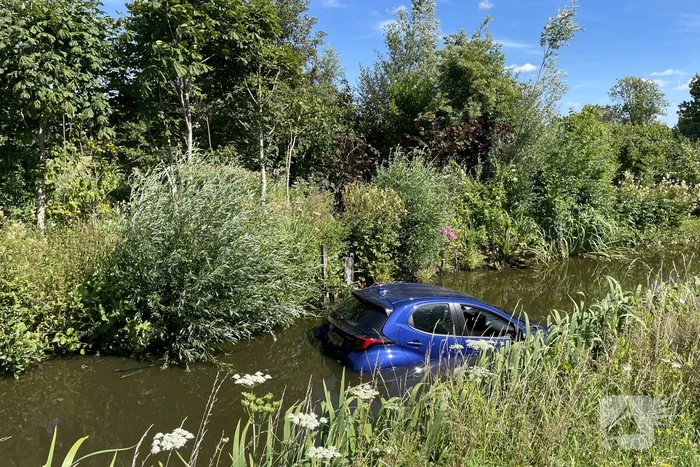 Automobilist raakt met auto van de weg en belandt in sloot