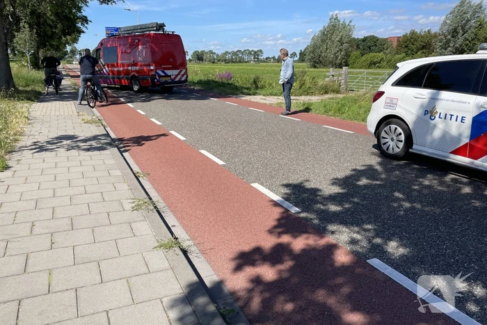 Automobilist raakt met auto van de weg en belandt in sloot