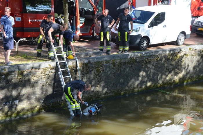 Brandweer haalt te water geraakte scooter uit gracht