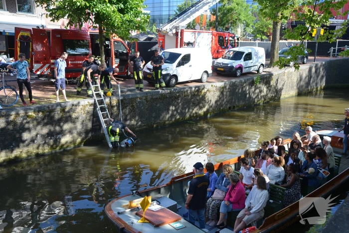 Brandweer haalt te water geraakte scooter uit gracht