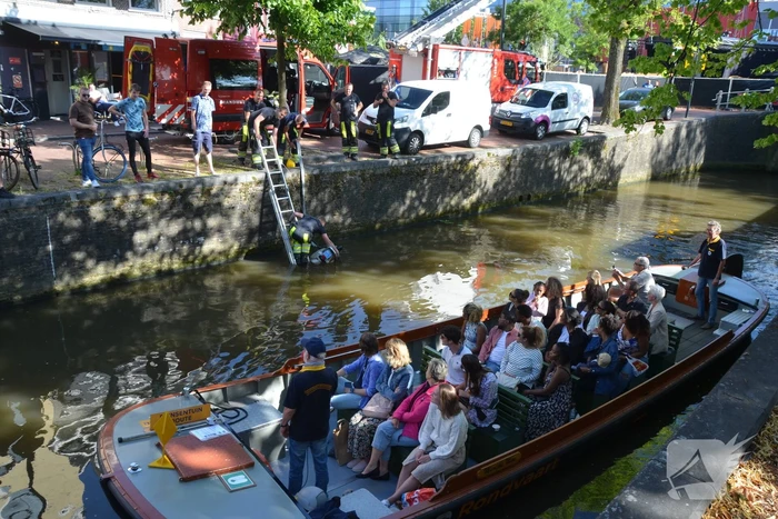 Brandweer haalt te water geraakte scooter uit gracht