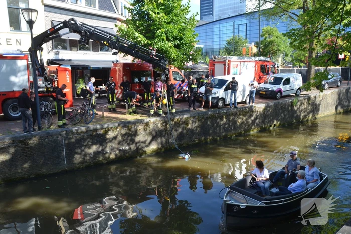 Brandweer haalt te water geraakte scooter uit gracht