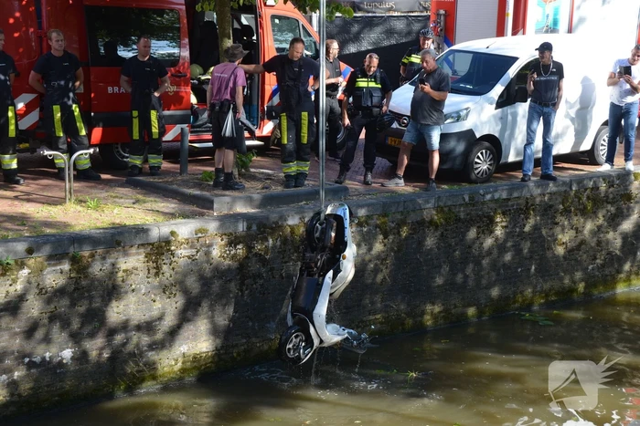 Brandweer haalt te water geraakte scooter uit gracht