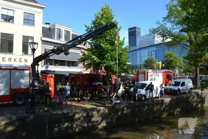 Brandweer haalt te water geraakte scooter uit gracht