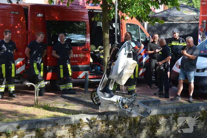 Brandweer haalt te water geraakte scooter uit gracht