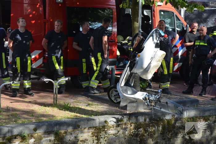 Brandweer haalt te water geraakte scooter uit gracht