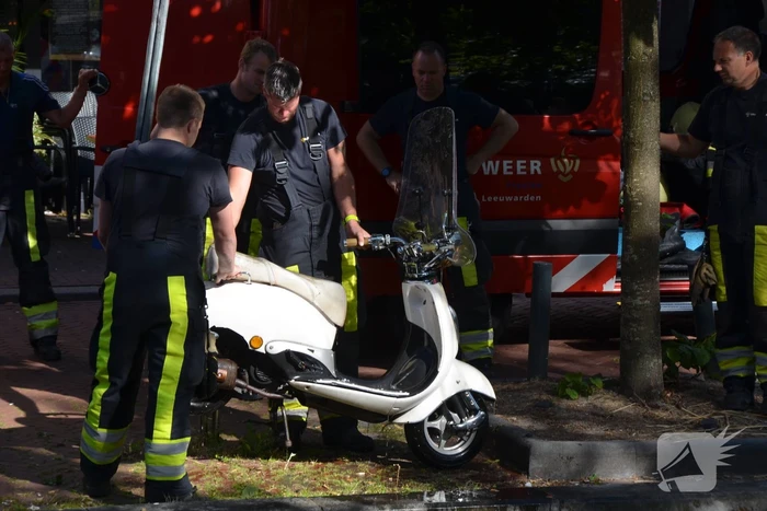 Brandweer haalt te water geraakte scooter uit gracht