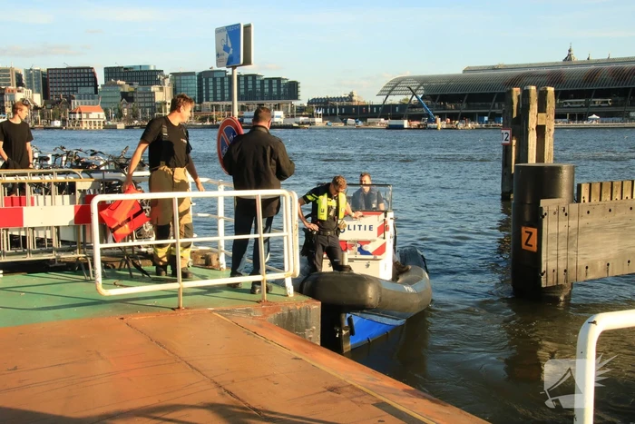 Brandweer haalt persoon uit het water