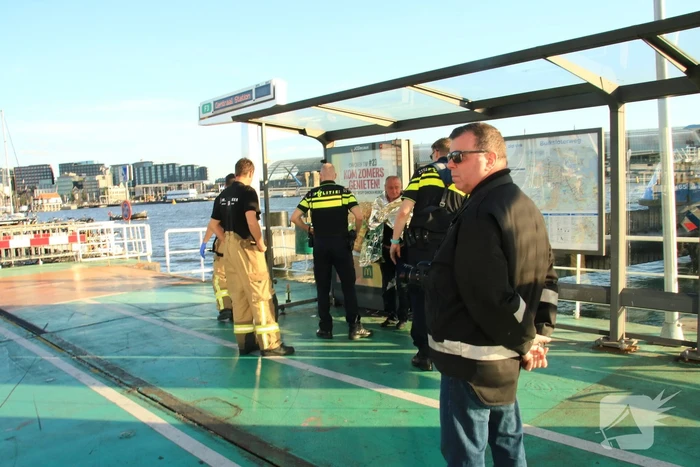 Brandweer haalt persoon uit het water