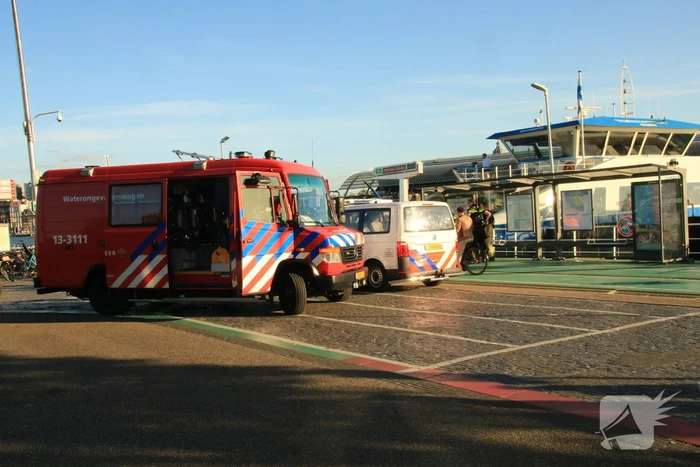 Brandweer haalt persoon uit het water