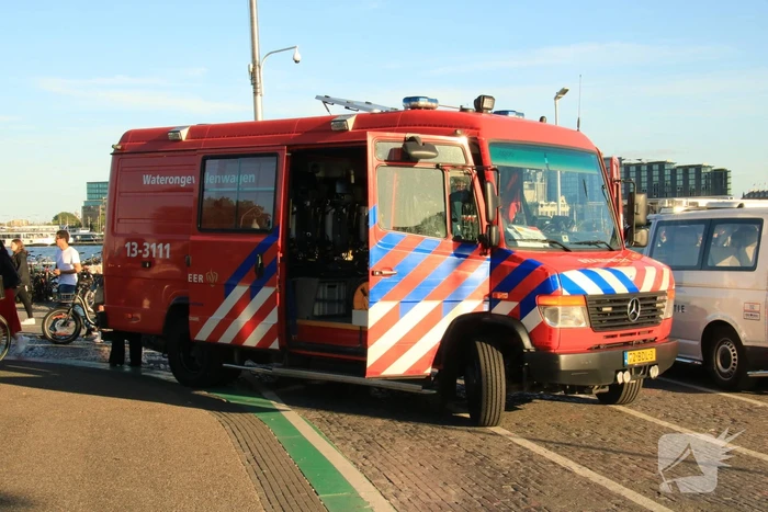 Brandweer haalt persoon uit het water